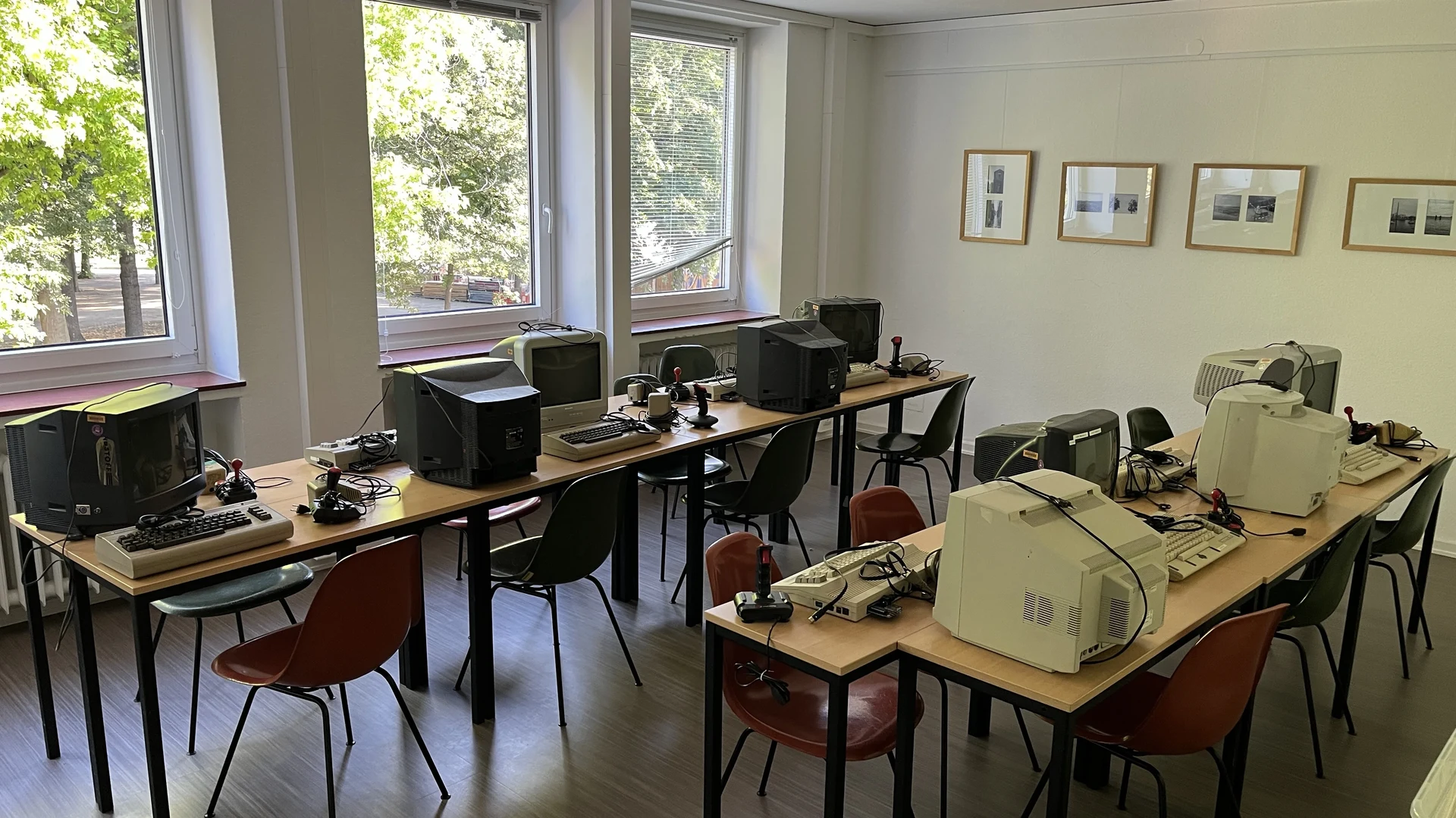 Eine Wissenschaftlerin und ein Wissenschaftler arbeiten hinter einer Glasfassade und mischen Chemikalien mit Großgeräten.