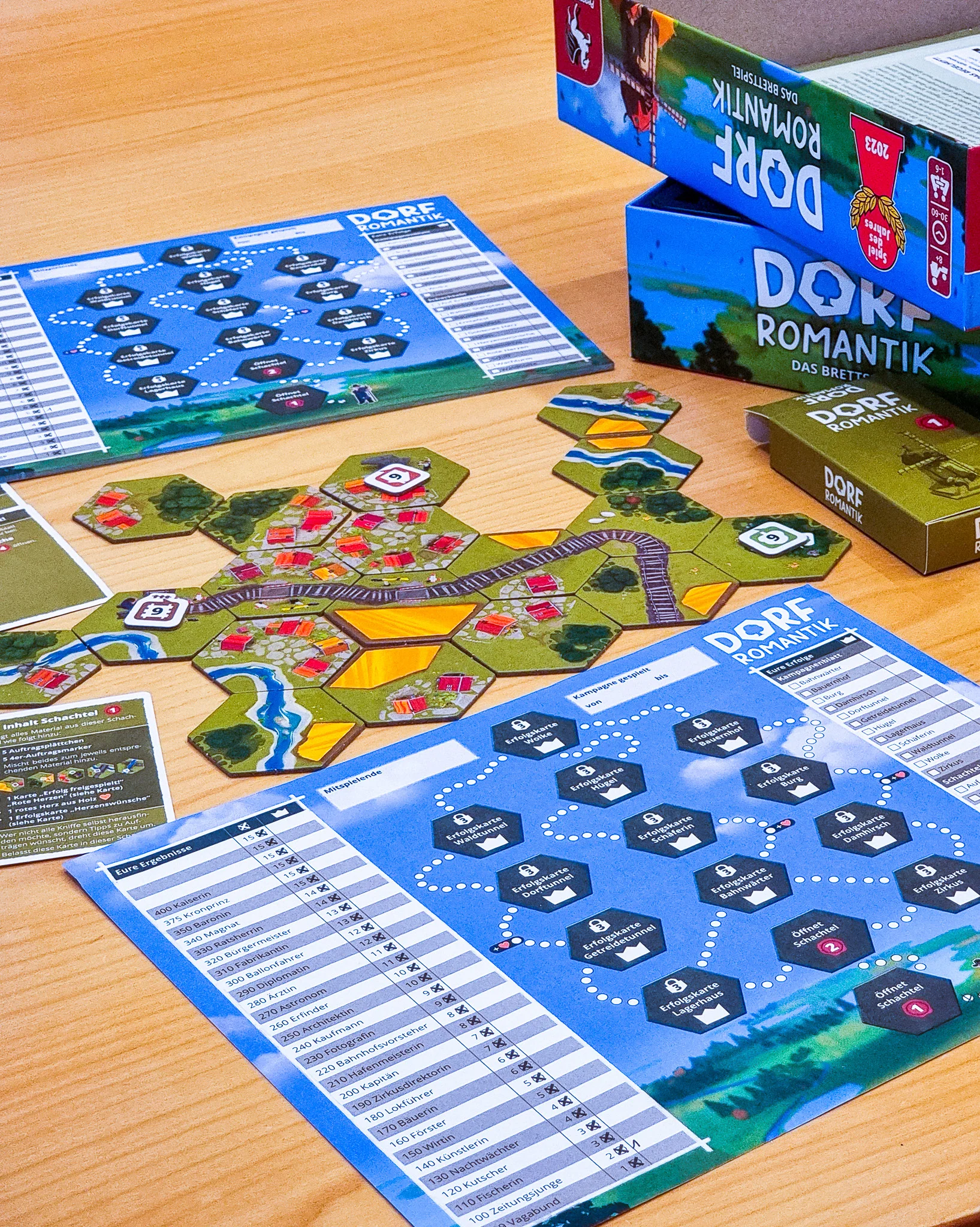 Eine Wissenschaftlerin und ein Wissenschaftler arbeiten hinter einer Glasfassade und mischen Chemikalien mit Großgeräten.